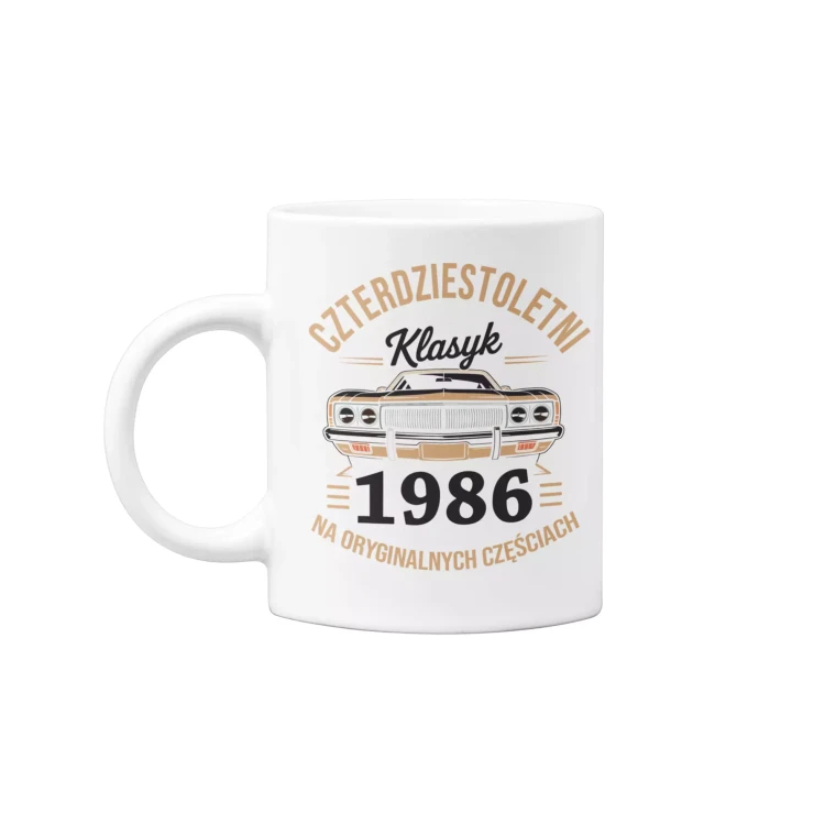 Koszulka z kubkiem na urodziny na 40 CZERDZISTKĘ z napisem CZTERDZIESTOLETNI KLASYK 1986 NA ORYGINALNYCH CZĘŚCIACH.webp