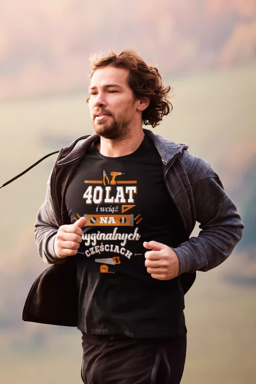 Koszulka z kubkiem na urodziny na 40 CZERDZISTKĘ z napisem 40 LAT i wciąż na oryginalnych częściach (7).webp