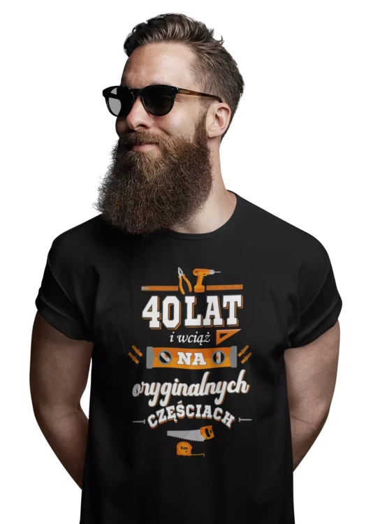 Koszulka z kubkiem na urodziny na 40 CZERDZISTKĘ z napisem 40 LAT i wciąż na oryginalnych częściach (2).webp