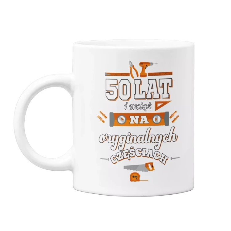 Koszulka z kubkiem na urodziny na 50 PIĘĆDZIESIĄTKĘ z napisem 50 LAT i wciąż na oryginalnych częściach (4).webp