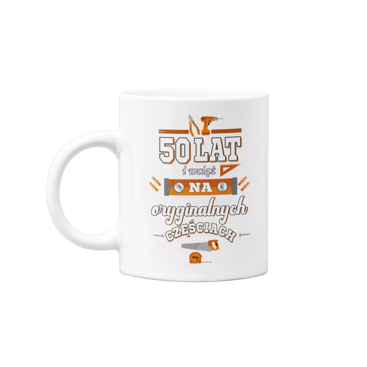 Koszulka z kubkiem na urodziny na 50 PIĘĆDZIESIĄTKĘ z napisem 50 LAT i wciąż na oryginalnych częściach (2).webp