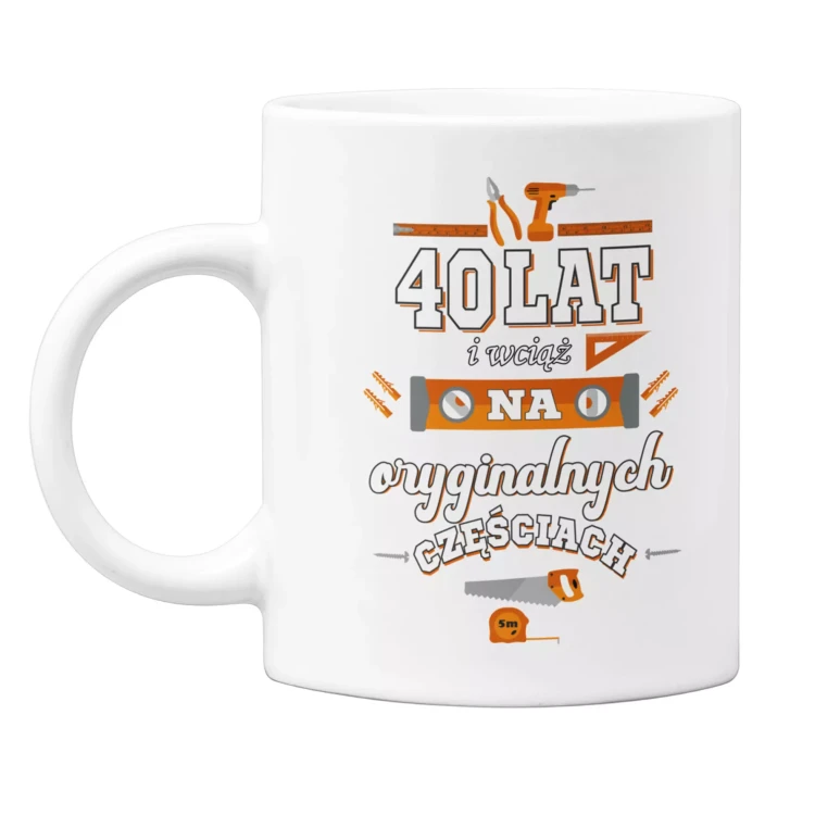 Kubek na urodziny na 40 CZERDZISTKĘ z napisem 40 LAT I WCIĄŻ NA ORYGINALNYCH CZĘŚCIACH (3).webp