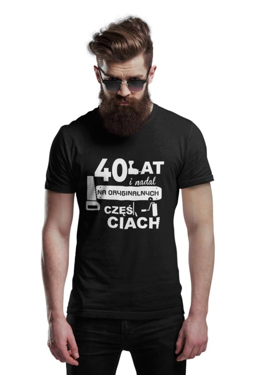 Koszulka na 40 urodziny Stylowy prezent z napisem 40 lat i nadal  na orginalnych częściach.jpg