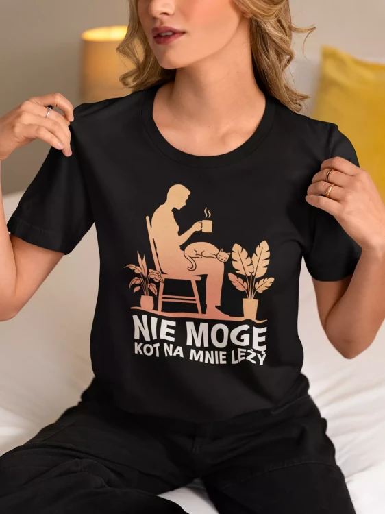 KOSZULKA DAMSKA ZABAWNA NA KAŻDĄ OKAZJE Z NAPISEM NIE MOGĘ KOT NA MNIE LEŻY (4).webp
