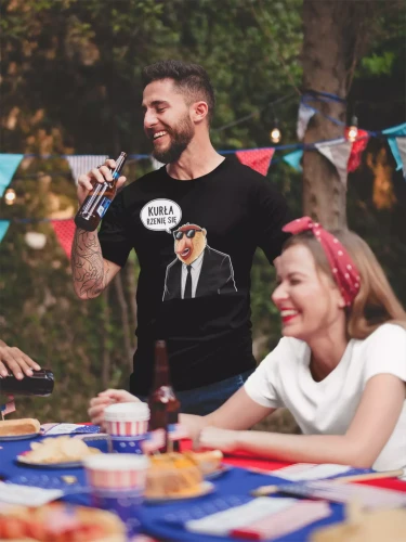 Koszulka na wieczór kawalerski modny prezent dla przyszłej Pary Młodej z napisem KURŁA RZENIĘ SIĘ (4).webp