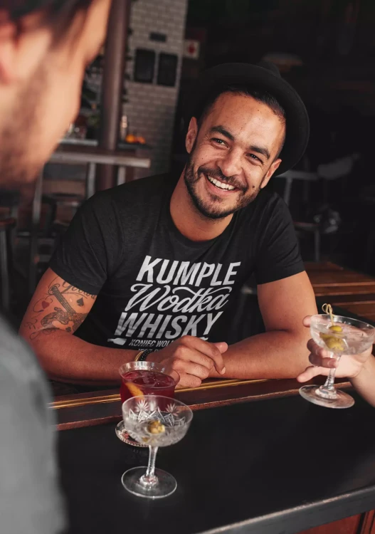 Koszulka na wieczór kawalerski modny prezent dla przyszłej Pary Młodej z napisem KUMPLE WÓDKA WHISKY KONIEC WOLNOŚCI JEST BLISKI (3).webp