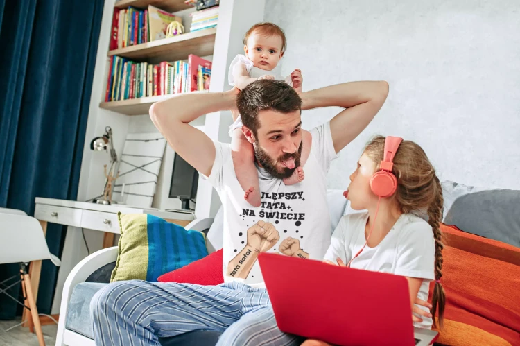 KOSZULKA dla Taty na Dzień Ojca z napisem NAJLEPSZY TATA NA ŚWIECIE + IMIONA DZIECI (5).webp