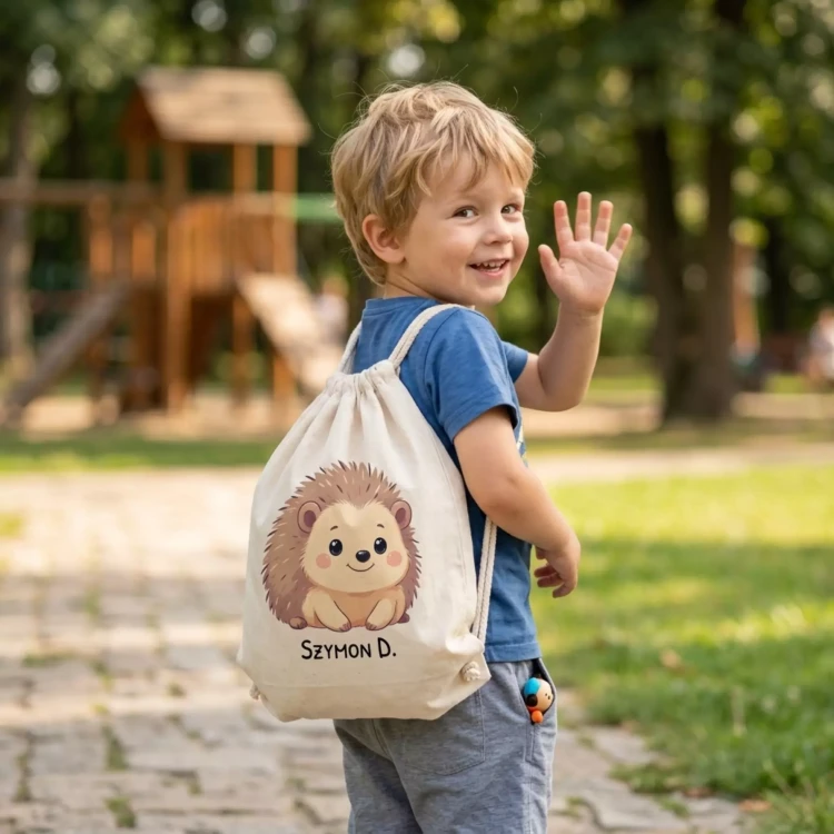 WORKOPLECAK Z IMIENIEM DZIECKA I UROCZYM NADRUKIEM JEŻYKA DO ŻŁOBKA SZKOŁY PRZEDSZKOLA (7).webp