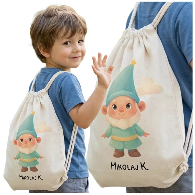 WORKOPLECAK Z IMIENIEM DZIECKA I UROCZYM NADRUKIEM KRASNOLUDKA DO ŻŁOBKA SZKOŁY PRZEDSZKOLA (2).webp