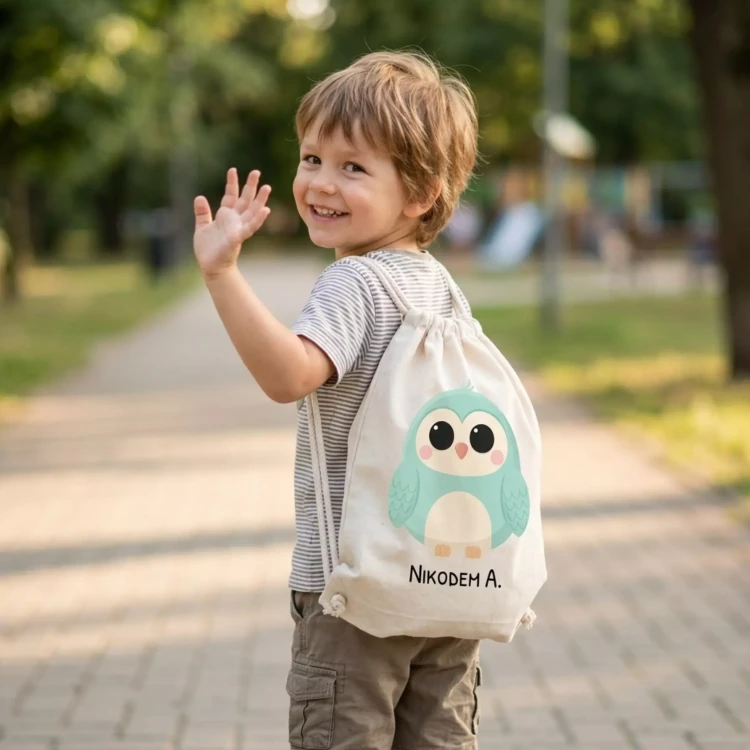 WORKOPLECAK Z IMIENIEM DZIECKA I UROCZYM NADRUKIEM SÓWKI DO ŻŁOBKA SZKOŁY PRZEDSZKOLA (6).webp