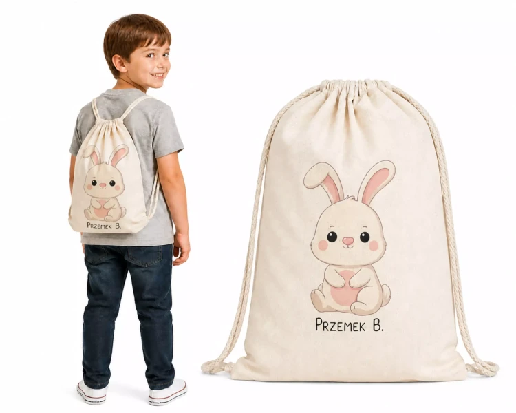 WORKOPLECAK Z IMIENIEM DZIECKA I UROCZYM NADRUKIEM ZAJĄCZKA DO ŻŁOBKA SZKOŁY PRZEDSZKOLA (17).webp