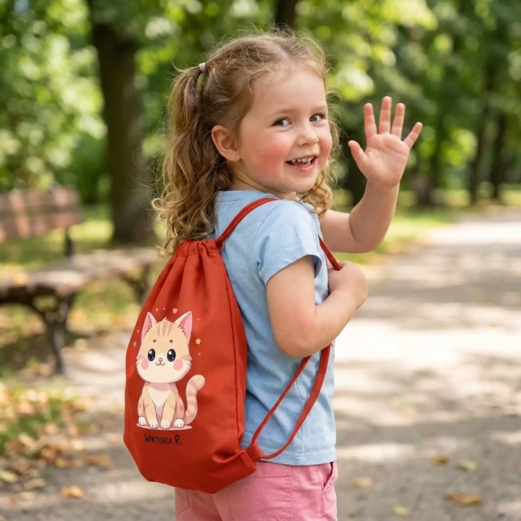 PERSONALIZOWANY WORKOPLECAK KOTEK DLA DZIECKA DO ŻŁOBKA PRZEDSZKOLA CZERWONY (1).webp