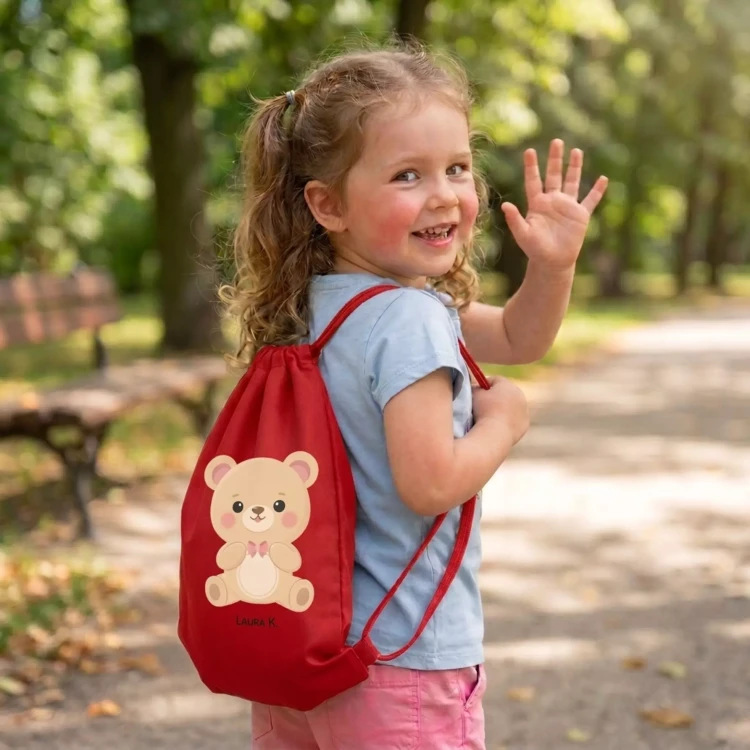 PERSONALIZOWANY WORKOPLECAK MIŚ DLA DZIECKA DO ŻŁOBKA PRZEDSZKOLA CZERWONY (2).webp
