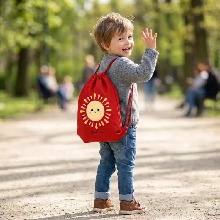 PERSONALIZOWANY WORKOPLECAK SŁONECZKO DLA DZIECKA DO ŻŁOBKA PRZEDSZKOLA CZERWONY (1).webp