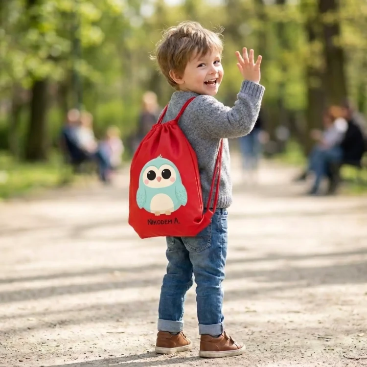 PERSONALIZOWANY WORKOPLECAK SÓWKA DLA DZIECKA DO ŻŁOBKA PRZEDSZKOLA CZERWONY (2).webp