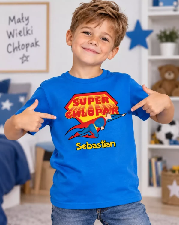 Koszulka dziecięca Z NAPISEM SUPER CHŁOPAK I WŁASNYM IMIENIEM kolor chabrowy (6).webp