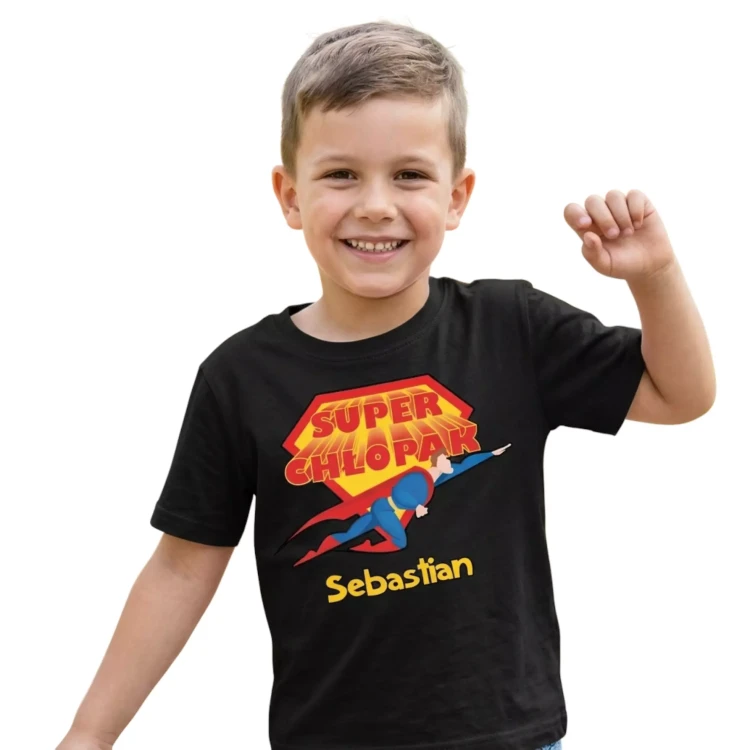 Koszulka dziecięca Z NAPISEM SUPER CHŁOPAK I WŁASNYM IMIENIEM kolor czarny (4).webp