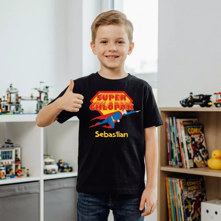 Koszulka dziecięca Z NAPISEM SUPER CHŁOPAK I WŁASNYM IMIENIEM kolor czarny (7).webp