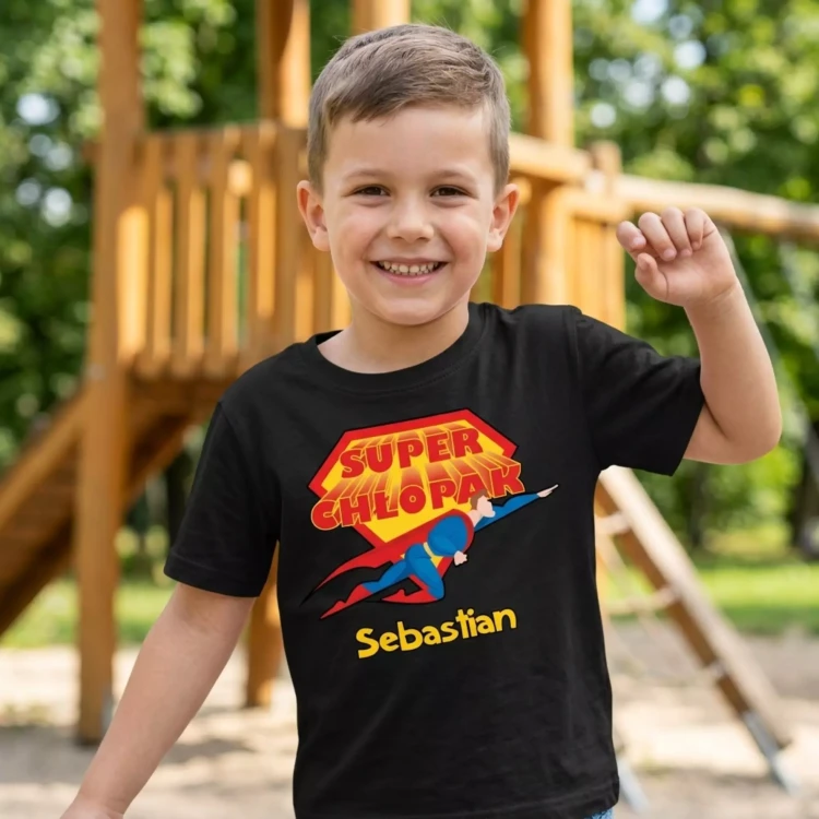 Koszulka dziecięca Z NAPISEM SUPER CHŁOPAK I WŁASNYM IMIENIEM kolor czarny (1).webp
