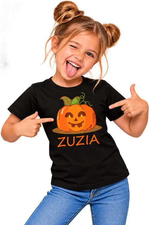 Wesoła halloweenowa Zuzia w koszulce z dynią.webp