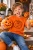 Wesoły chłopiec z dynią na Halloween.webp