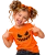Wesoła dziewczynka w halloweenowej koszulce.webp
