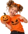 Wesoła dziewczynka z dynią Halloweenową (1).webp