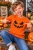 Psotliwy chłopiec w halloweenowej scenerii.webp