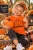 Jesienny portret z dynią i kciukiem w górę.webp