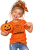Wesoła dziewczynka z dynią Halloween.webp