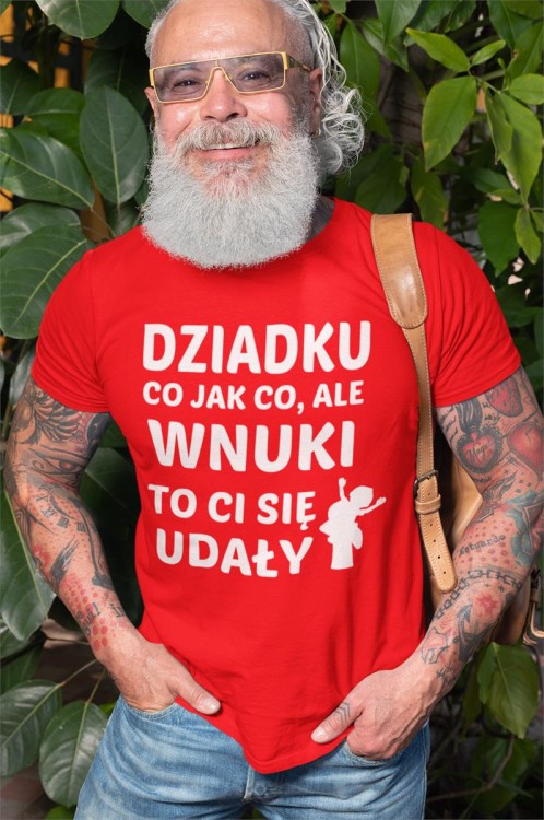 KOSZULKA DLA DZIADKA NA PREZENT Z NAPISEM Dziadku co jak co, ale wnuki to ci się udały Kolor czerwony 3.jpg