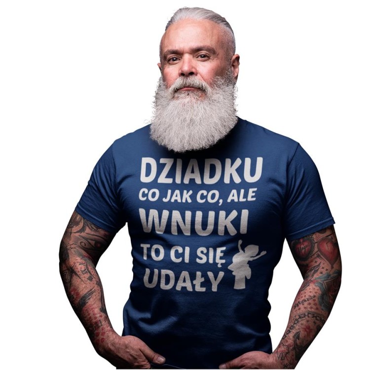 KOSZULKA DLA DZIADKA NA PREZENT Z NAPISEM Dziadku co jak co, ale wnuki to ci się udały  Kolor granatowy.jpg