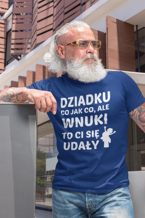 KOSZULKA DLA DZIADKA NA PREZENT Z NAPISEM Dziadku co jak co, ale wnuki to ci się udały  Kolor granatowy 5.jpg