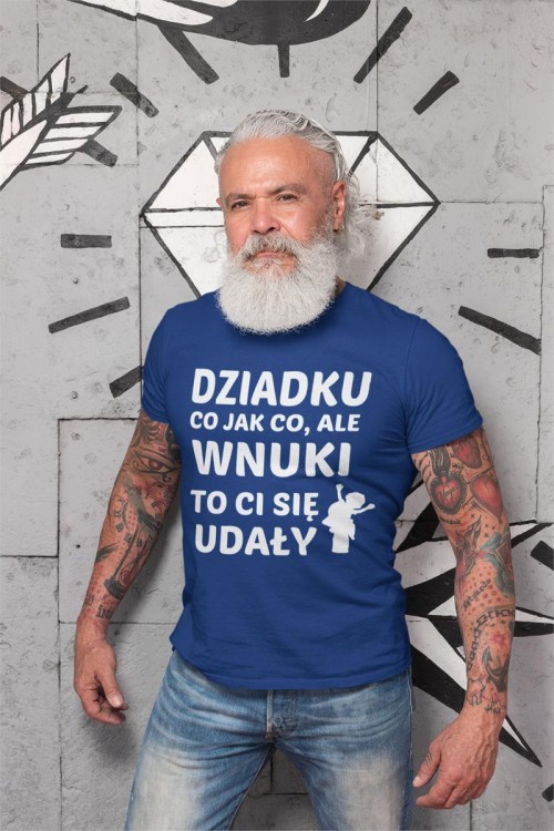 KOSZULKA DLA DZIADKA NA PREZENT Z NAPISEM Dziadku co jak co, ale wnuki to ci się udały  Kolor granatowy 2.jpg
