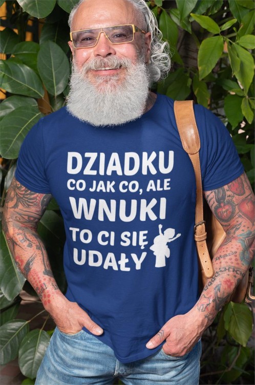 KOSZULKA DLA DZIADKA NA PREZENT Z NAPISEM Dziadku co jak co, ale wnuki to ci się udały  Kolor granatowy 3.jpg