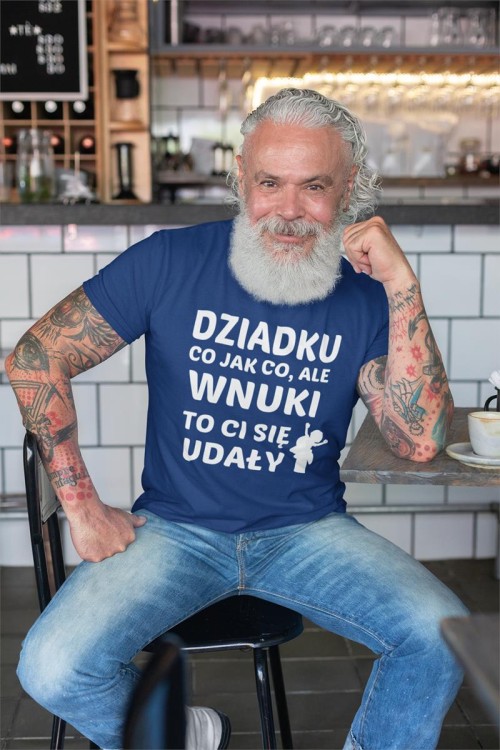KOSZULKA DLA DZIADKA NA PREZENT Z NAPISEM Dziadku co jak co, ale wnuki to ci się udały  Kolor granatowy 4.jpg