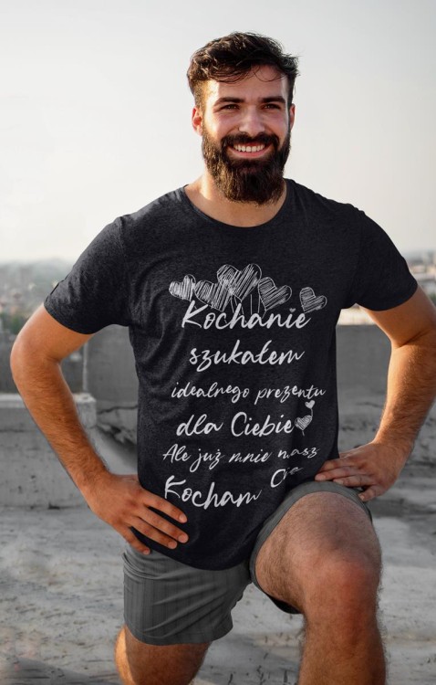 Koszulka dla chłopaka męża na walentynki z napisem Kochanie szukałem idealnego prezentu dla Ciebie ale już mnie masz Kocham Cię 2.jpg