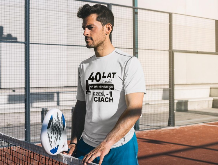 Koszulka na urodziny na 40 czterdziestkę z nadrukiem 40 lat i nadal na oryginalnych częściach1.jpg