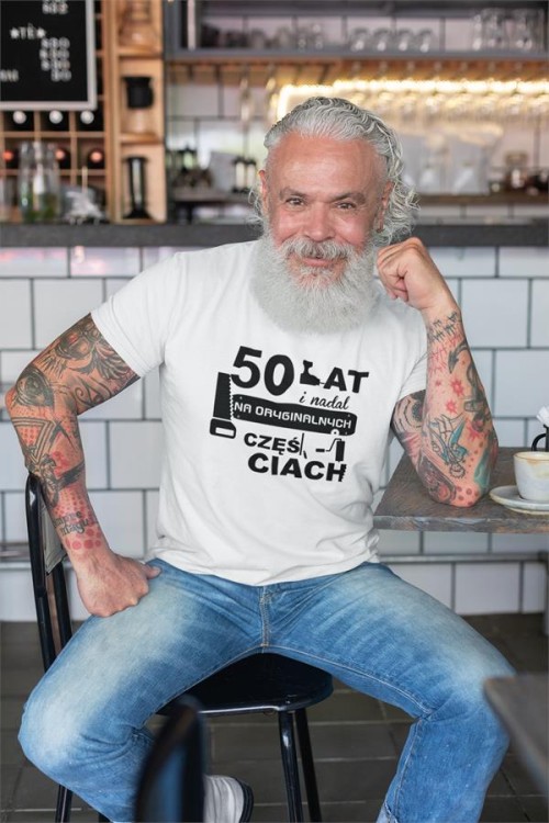 Koszulka na urodziny 50 pięćdziesiątkę z nadrukiem 50 lat i nadal na oryginalnych częściach1.jpg