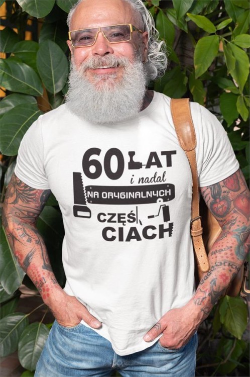 Koszulka na urodziny 60 sześćdziesiątkę z nadrukiem 60 lat i nadal na oryginalnych częściach 3.jpg
