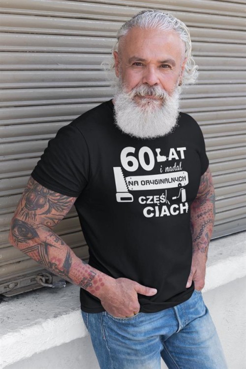 Koszulka na urodziny na 60 sześćdziesiątkę z nadrukiem 60 lat i nadal na oryginalnych częściach2.jpg