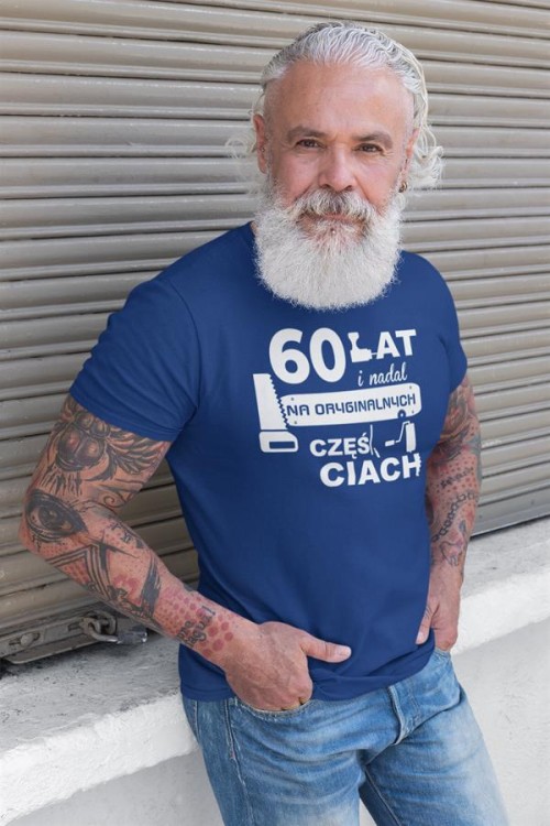 Koszulka na urodziny na 60 sześćdziesiątkę z nadrukiem 60 lat i nadal na oryginalnych częściach2.jpg