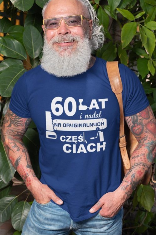 Koszulka na urodziny na 60 sześćdziesiątkę z nadrukiem 60 lat i nadal na oryginalnych częściach4.jpg