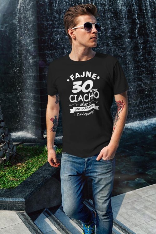 Koszulka na urodziny na 30 trzydziestkę z nadrukiem Fajne 30 letnie ciacho ale już polizane i zaklepane4.jpg