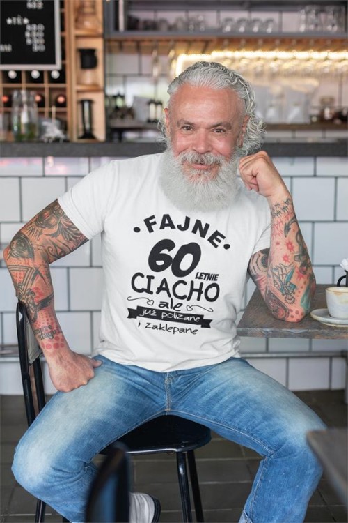 Koszulka na urodziny na 60 sześćdziesiątkę z nadrukiem Fajne 60 letnie ciacho ale już polizane i zaklepane 1.jpg