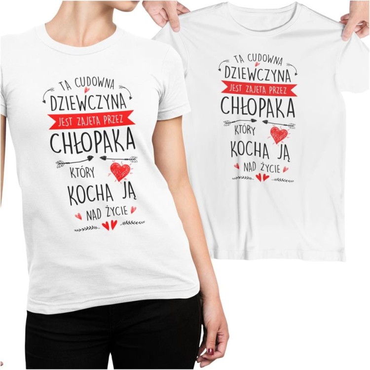 Koszulka na Dzień Kobiet z nadrukiem Ta cudowna dziewczyna jest zajęta przez chłopaka który kocha ja nad życie.jpg