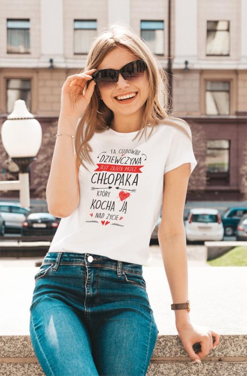 Koszulka na Dzień Kobiet z nadrukiem Ta cudowna dziewczyna jest zajęta przez chłopaka który kocha ja nad życie5.jpg