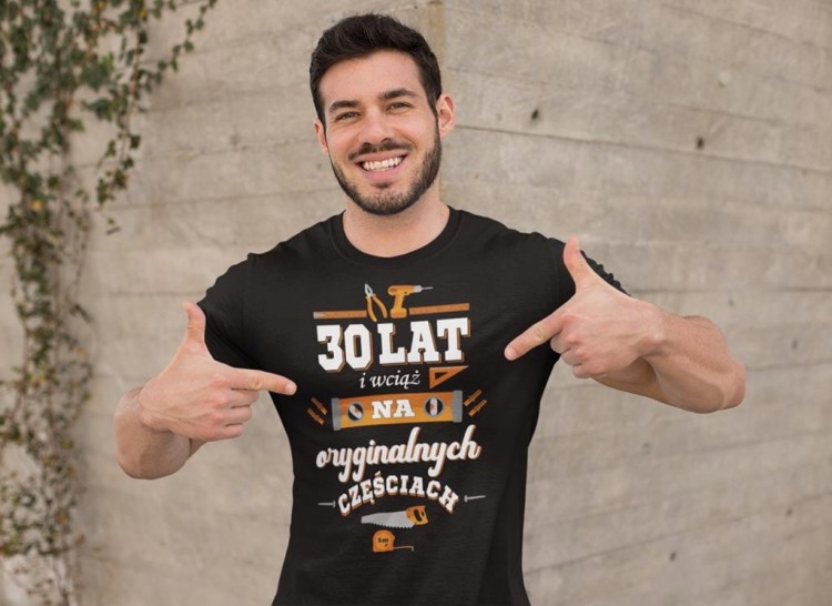 Koszulka na urodziny na 30 TRZYDZIESTE urodziny 30 LAT i wciąż na oryginalnych częściach (Copy).jpg