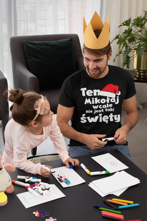 Koszulka świąteczna na prezent z napisem Ten Mikołaj nie jest wcale taki święty koszulka czarna 3.jpg