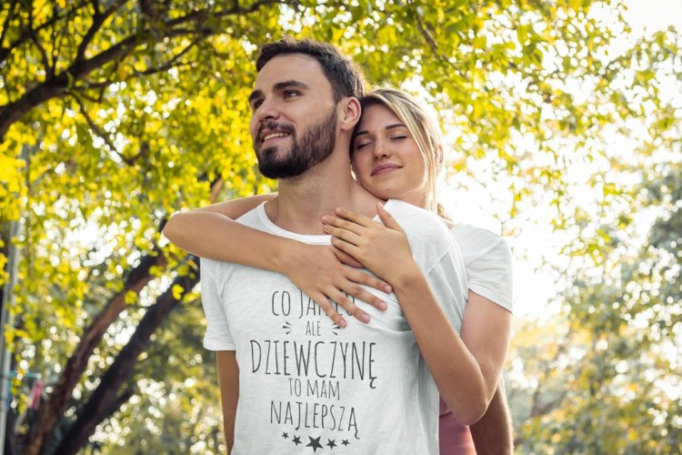 KOSZULKA NA WALENTYNKI PREZENT DLA CHŁOPAKA CHŁOPAK CO JAK CO, ALE DZIEWCZYNĘ TO MAM NAJLEPSZĄ